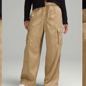 Lululemon Lightweight Adjustable Mid-Rise Cargo Pant